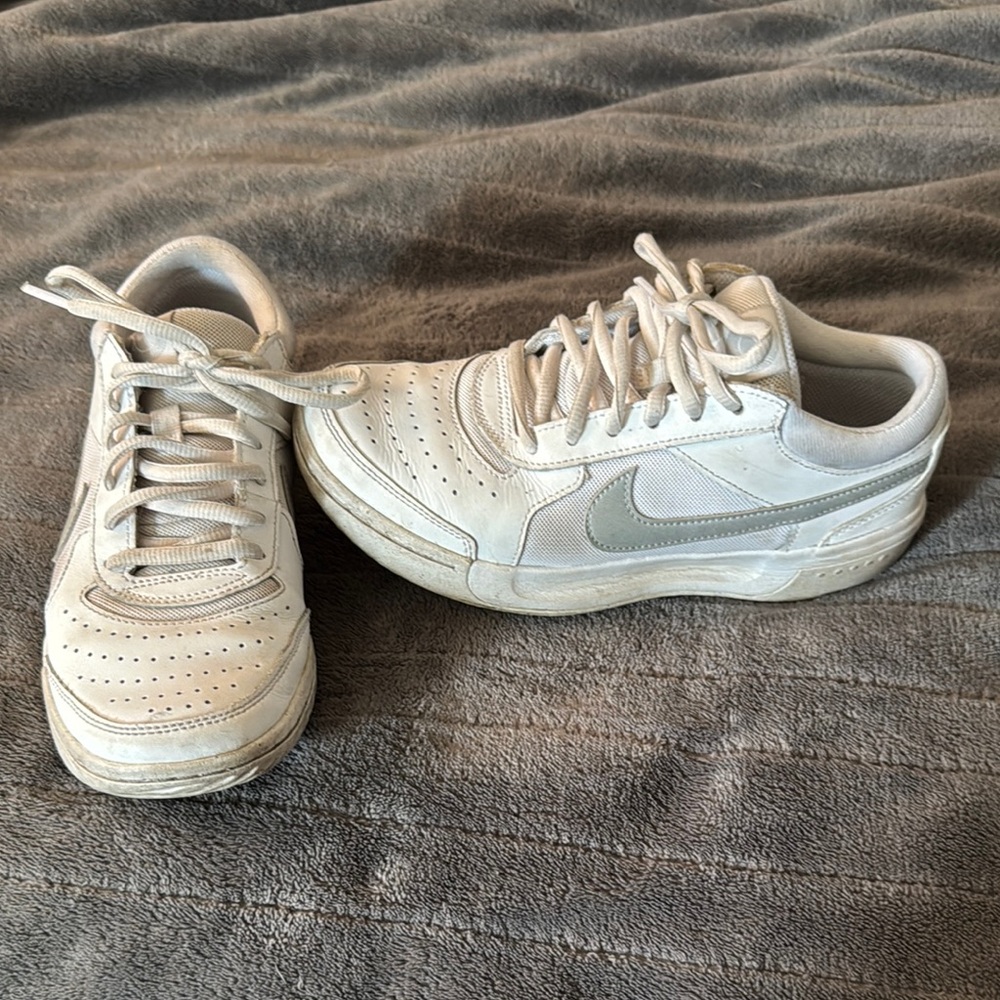 Nike White Volleyball Sneakers, Hardly Worn, great, almost new condition!